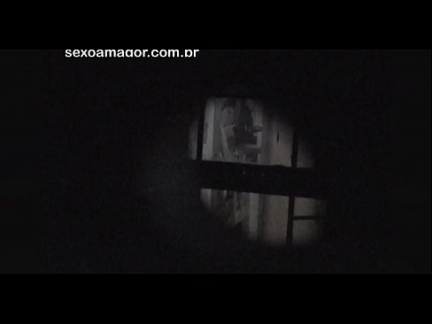 ❤️ Blondie word in die geheim video-opgeneem deur 'n buurtvoyeur wat agter hol bakstene versteek is Fok video op af.pornsexphoto.ru