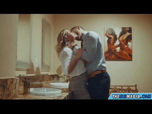 ❤️ Wanneer 'n rondborstige blondine jou in 'n openbare toilet verlei Fok video op af.pornsexphoto.ru